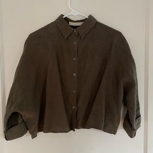7115 by Szeki cropped linen button down